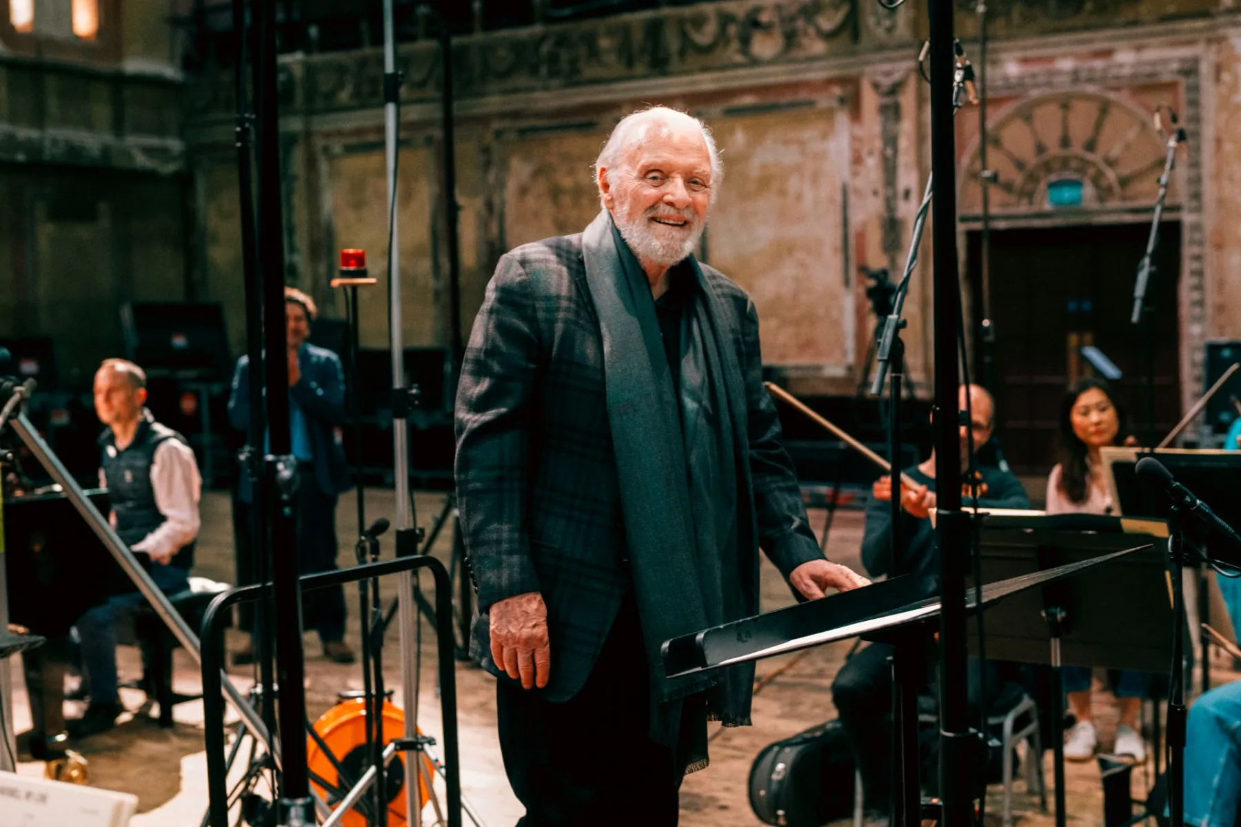 Actor Anthony Hopkins encuentra su voz como compositor clásico en ‘Life Is a Dream’: ‘Escribo por la pura alegría de estar vivo’